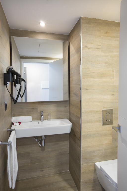 Suite con vistas a la piscina (2 adultos + 2 niños)